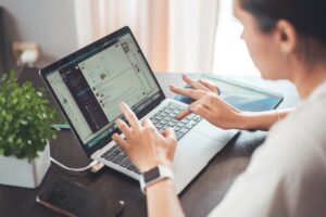 Pantalla de laptop mostrando bandeja de correos empresariales y personales unificados.